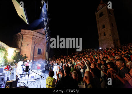 Monforte d'Alba, Italia. Il 7 luglio 2018. British chitarrista Steve Hackett e la sua band esegue durante il suo concerto a MonfortInJazz festival. MLBARIONA/Alamy Live News Foto Stock