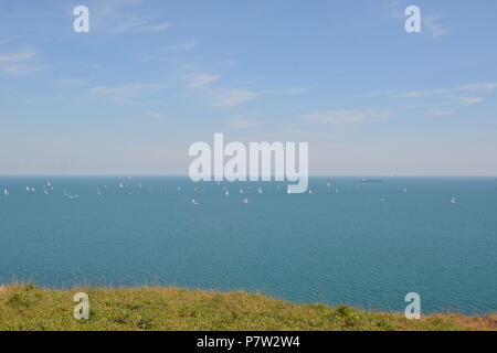 Culver Down, Regno Unito. 07 Luglio, 2018. Yachts passando la maggior parte orientale dell'isola durante il 'giro dell'isola in barca a vela" 2018. Fotografia scattata da Culver giù sul isola di Wight affacciato sulla Baia di Whitecliff e Portsmouth e gli yacht a vela attraverso il Solent canale verso la linea del traguardo in Cowes.Credit: Matteo Blythe/Alamy Live News Foto Stock