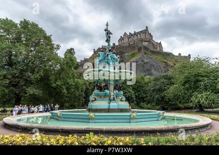 Edinburgh, Regno Unito. 8 luglio 2018. La fontana di Ross di Edimburgo si apre nuovamente a seguito di un importante rinnovo dalla Ross Development Foundation. Credito: ricca di Dyson/Alamy Live News Foto Stock