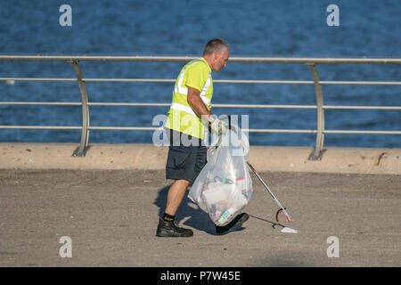 Blackpool, Lancashire, Regno Unito. 8 Luglio, 2018. Grande il clean-up dopo una notte di festa. L'Inghilterra del win conferisce al nord-ovest di economia un boost con barre e eatery's godendovi un boom di business come la città celebra. Credito: MediaWorldImages/Alamy Live News Foto Stock