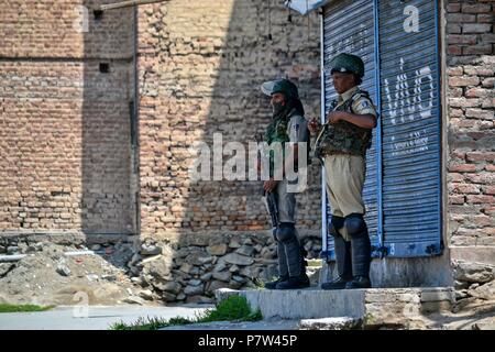 8 luglio 2018 - Srinagar, J&K, India - di paramilitari troopers stand alert durante le restrizioni imposte alla vigilia del secondo anniversario della morte del comandante ribelle Burhan Muzaffar Wani in Srinagar.Burhan e i suoi collaboratori sono stati uccisi in questo giorno nel 2016 innescando una massiccia anti-india rivolta nel Kashmir. Durante la rivolta di più di 90 persone sono state uccise, circa 15.000 feriti tra di essi 950 ricevuto lesioni agli occhi con pistole di pellet. Credito: Saqib Majeed SOPA/images/ZUMA filo/Alamy Live News Foto Stock