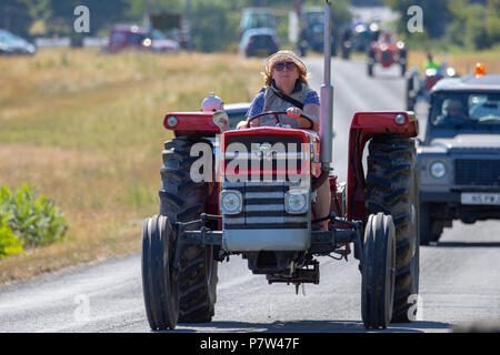 Il Galles del nord una giornata di sole e cielo blu come il meteo alta parte anteriore rimane su molte parti del Regno Unito, un tempo ideale per l annuale Flintshire Vintage e Classic Tractor rally della società attraverso la campagna di Flintshire in aiuto degli enti locali Enti di beneficenza, Flintshire, Wales, Regno Unito Foto Stock