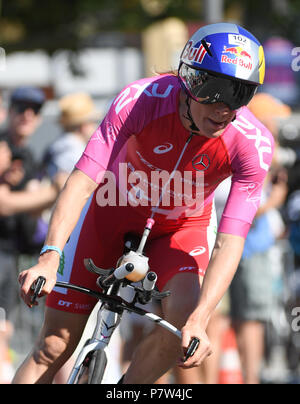 Francoforte, Germania. 08 Luglio, 2018. 8 luglio 2018, Frankfurt/Main, Germania: Daniela Ryf dalla Svizzera in sella la sua bici nel secondo round durante l'Ironman Campionati Europei. Foto: Arne Dedert/dpa Credito: dpa picture alliance/Alamy Live News Foto Stock