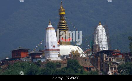 Kathmandu. 8 Luglio, 2018. Foto scattata a luglio 8, 2018 mostra il ricostruito Anantapur (L) e Pratappur (R) lungo con Swayambhunath tempio di Kathmandu, Nepal. La ricostruzione e il restauro di Anantapur e Pratappur è nella fase finale dopo che essi sono stati entrambi danneggiati durante il terremoto 2015. Credito: Sunil Sharma/Xinhua/Alamy Live News Foto Stock