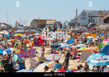 Lyme Regis, Dorset, Regno Unito. 8 luglio 2018. Regno Unito Meteo: Un altro bruciante calda e soleggiata domenica di Lyme Regis. La Jurassic Coast arrosti di nuovo come i visitatori e gli abitanti locali gregge alla spiaggia su un altro ancora sfrigolanti domenica sulla costa sud. Credito: Celia McMahon/Alamy Live News Foto Stock