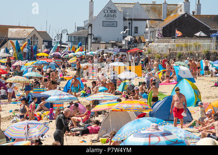 Lyme Regis, Dorset, Regno Unito. 8 luglio 2018. Regno Unito Meteo: Un altro bruciante calda e soleggiata domenica di Lyme Regis. La Jurassic Coast arrosti di nuovo come i visitatori e gli abitanti locali gregge alla spiaggia su un altro ancora sfrigolanti domenica sulla costa sud. Credito: Celia McMahon/Alamy Live News Foto Stock