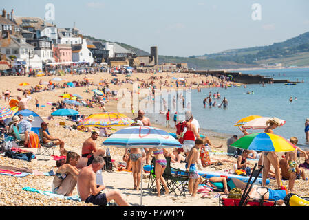 Lyme Regis, Dorset, Regno Unito. 8 luglio 2018. Regno Unito Meteo: Un altro bruciante calda e soleggiata domenica di Lyme Regis. La Jurassic Coast arrosti di nuovo come i visitatori e gli abitanti locali gregge alla spiaggia su un altro ancora sfrigolanti domenica sulla costa sud. Credito: Celia McMahon/Alamy Live News Foto Stock