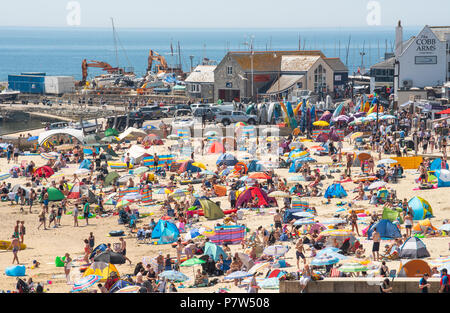 Lyme Regis, Dorset, Regno Unito. 8 luglio 2018. Regno Unito Meteo: Un altro bruciante calda e soleggiata domenica di Lyme Regis. La Jurassic Coast arrosti di nuovo come i visitatori e gli abitanti locali gregge alla spiaggia su un altro ancora sfrigolanti domenica sulla costa sud. Credito: Celia McMahon/Alamy Live News Foto Stock