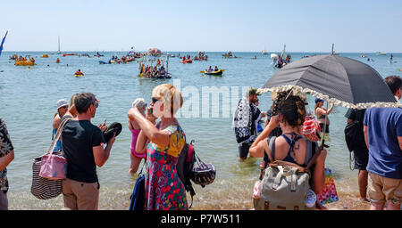 Brighton Regno Unito 8 Luglio 2018 - centinaia di concorrenti nella loro casa fatta zattere di prendere parte al famoso Paddle Round il molo evento in Brighton oggi come l'ondata di caldo continua in tutta la Gran Bretagna Credito: Simon Dack/Alamy Live News Foto Stock