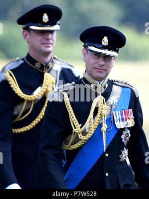 Dorset, Regno Unito. 8 luglio 2018. HRH Prince Edward, il conte di Wessex, presenta Royal Wessex Yeomanry Sud Ovest reggimento prima Guidon, Lulworth Castle, Dorset Credito: Finnbarr Webster/Alamy Live News Foto Stock