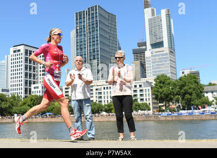 Francoforte, Germania. 08 Luglio, 2018. 8 luglio 2018, Frankfurt/Main, Germania: Daniela Ryf dalla Svizzera sul percorso maratona durante l'Ironman Campionati Europei. Foto: Arne Dedert/dpa Credito: dpa picture alliance/Alamy Live News Foto Stock