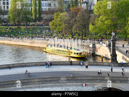 Germania Berlino. Xix Apr, 2018. Vista dal tetto della cattedrale di Berlino del James Simon Park nel centro di Berlino. Il parco ha visto un evidente attentato antisemitic su un ebreo siriano, ferire la vittima. Credito: Jens Kalaene/dpa-Zentralbild/dpa/Alamy Live News Foto Stock