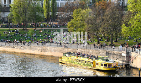 Germania Berlino. Xix Apr, 2018. Vista dal tetto della cattedrale di Berlino del James Simon Park nel centro di Berlino. Il parco ha visto un evidente attentato antisemitic su un ebreo siriano, ferire la vittima. Credito: Jens Kalaene/dpa-Zentralbild/dpa/Alamy Live News Foto Stock