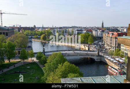 Germania Berlino. Xix Apr, 2018. Vista dal tetto della cattedrale di Berlino della Friedrich's bridge e il James Simon Park (L) nel centro di Berlino. Il parco ha visto un evidente attentato antisemitic su un ebreo siriano, ferire la vittima. Credito: Jens Kalaene/dpa-Zentralbild/dpa/Alamy Live News Foto Stock