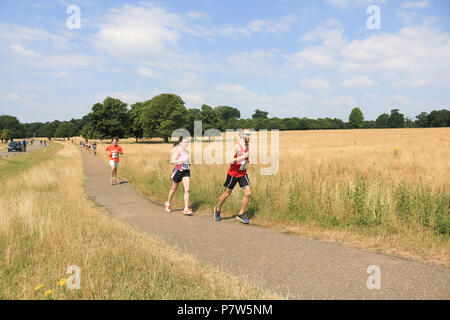 Londra 8 luglio 2018. La gente a fare jogging nel parco di Richmond su un altro caldo rovente giornata di sole come la prolungata ondata di caldo e di temperature elevate non mostrano segni di abatingCredit: amer ghazzal/Alamy Live News Foto Stock