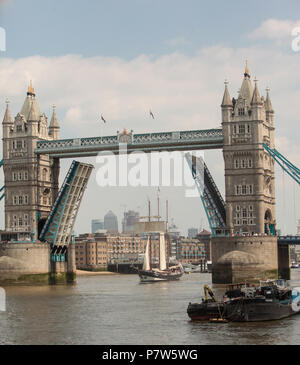 Londra REGNO UNITO 8 Luglio 2018 tre-masted topsail schooner 'Oosterschelde' è l'ultimo rappresentante della grande flotta delle golette che ha navigato sotto la bandiera olandese all'inizio del XX secolo. Come il più grande olandese restaurata nave a vela "Oosterschelde' è un monumento per la cantieristica navale olandese e la navigazione marittima sotto la vela. il Thalassa è tre master è uno dei più belli e più veloce del mare velisti della flotta olandese.attraversando il Tower Bridge oggi @Paolo Quezada-Neiman/Alamy Live News Foto Stock