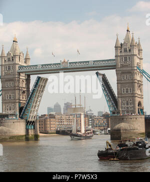 Londra REGNO UNITO 8 Luglio 2018 tre-masted topsail schooner 'Oosterschelde' è l'ultimo rappresentante della grande flotta delle golette che ha navigato sotto la bandiera olandese all'inizio del XX secolo. Come il più grande olandese restaurata nave a vela "Oosterschelde' è un monumento per la cantieristica navale olandese e la navigazione marittima sotto la vela. il Thalassa è tre master è uno dei più belli e più veloce del mare velisti della flotta olandese.attraversando il Tower Bridge oggi @Paolo Quezada-Neiman/Alamy Live News Foto Stock