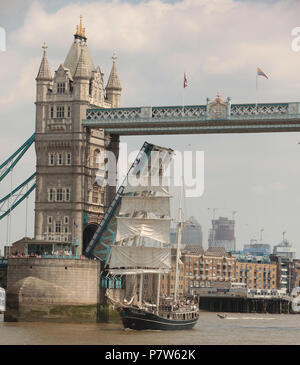 Londra REGNO UNITO 8 Luglio 2018 tre-masted topsail schooner 'Oosterschelde' è l'ultimo rappresentante della grande flotta delle golette che ha navigato sotto la bandiera olandese all'inizio del XX secolo. Come il più grande olandese restaurata nave a vela "Oosterschelde' è un monumento per la cantieristica navale olandese e la navigazione marittima sotto la vela. il Thalassa è tre master è uno dei più belli e più veloce del mare velisti della flotta olandese.attraversando il Tower Bridge oggi @Paolo Quezada-Neiman/Alamy Live News Foto Stock