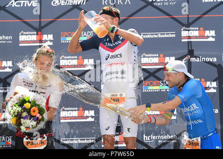 8 luglio 2018, Frankfurt/Main, Germania: Patrik Nilsson (L-R, secondo posto) dalla Svezia, vincitore Jan Frodeno dalla Germania e dal compagno tedesco Patrick Lange (terzo posto) allietare al finishline dell'Ironman Campionati Europei. Frodeno ha vinto il concorso con 3,8 chilometri di nuoto, 185 chilometri di ciclismo e 42.195 metri di lunghezza della maratona. Foto: Arne Dedert/dpa Foto Stock