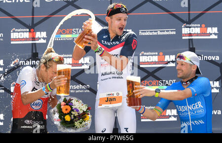 Dpatop - 8 luglio 2018, Frankfurt/Main, Germania: Patrik Nilsson (L-R, secondo posto) dalla Svezia, vincitore Jan Frodeno dalla Germania e dal compagno tedesco Patrick Lange (terzo posto) allietare al finishline dell'Ironman Campionati Europei. Frodeno ha vinto il concorso con 3,8 chilometri di nuoto, 185 chilometri di ciclismo e 42.195 metri di lunghezza della maratona. Foto: Arne Dedert/dpa Foto Stock