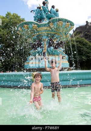 Edinburgh, Regno Unito. 08 Luglio, 2018. Ross Fontana Acceso. Edinburgh, Midlothian, Regno Unito. 08,07, 2018. Pic mostra: quasi un anno dal giorno in cui la statua è stata rimossa dalla parte superiore del Ross Fontana in Edinburgh West Princes Street Gardens l'acqua scorre attraverso di essa ancora - per la prima volta dal 2010. Era il 6 luglio 2017 quando il processo di ripristino è iniziata e l'acqua è formalmente acceso per la prima volta in otto anni oggi, domenica 8 luglio. I lavori di ristrutturazione commissionato dalla Ross Development Trust è stato supportato da Edimburgo patrimonio mondiale ed è stata intrapresa in collabor Foto Stock
