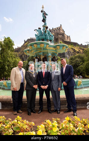 Edinburgh, Regno Unito. 08 Luglio, 2018. Ross Fontana Acceso. Edinburgh, Midlothian, Regno Unito. 08,07, 2018. Pic mostra: quasi un anno dal giorno in cui la statua è stata rimossa dalla parte superiore del Ross Fontana in Edinburghâ€™s a ovest di Princes Street Gardens l'acqua scorre attraverso di essa ancora â€" per la prima volta dal 2010. Era il 6 luglio 2017 quando il processo di ripristino è iniziata e l'acqua è formalmente acceso per la prima volta in otto anni oggi, domenica 8 luglio. I lavori di ristrutturazione commissionato dalla Ross Development Trust è stato supportato da Edimburgo patrimonio mondiale ed è stata intrapresa in coll Foto Stock