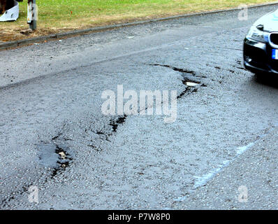 Glasgow, Scotland, Regno Unito 8 luglio. Regno Unito Meteo:Sunny sfrigolanti meteo continua e la superficie stradale pieghe si spacca e si rompe come increspature sotto il calore la tarmac soffre di mal. Gerard Ferry/Alamy news Foto Stock