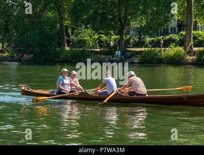 Il fiume Tamigi, Hampton Wick, London, England, Regno Unito, 8 luglio 2018. Regno Unito: meteo persone godono di se stessi in una barca a remi sul Tamigi su una domenica mattina di canicola Foto Stock