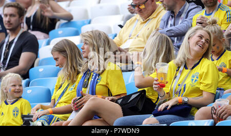 Maja Nilsson (seconda a sinistra), moglie di Victor Lindelof, Camilla Sjodahl-Essen (centro, non di fronte), fidanzata di Albin Ekdal e Sanna Dahlstrom (a destra), fidanzata di John Guidetti durante la Coppa del Mondo FIFA, quarti di finale corrispondono a Samara Stadium. Foto Stock