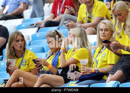 Maja Nilsson (seconda a sinistra), moglie di Victor Lindelof, Camilla Sjodahl-Essen (centro), fidanzata di Albin Ekdal e Sanna Dahlstrom (seconda a destra), fidanzata di John Guidetti durante la Coppa del Mondo FIFA, quarti di finale corrispondono a Samara Stadium. Foto Stock