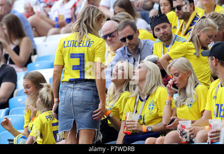 Maja Nilsson (sinistra) permanente, moglie di Victor Lindelof, parla di Camilla Sjodahl-Essen (centro), fidanzata di Albin Ekdal e Sanna Dahlstrom (centro destra), fidanzata di John Guidetti durante la Coppa del Mondo FIFA, quarti di finale corrispondono a Samara Stadium. Foto Stock