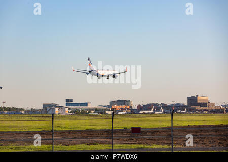 Aereo passeggeri battenti va al decollo nel cielo blu Foto Stock