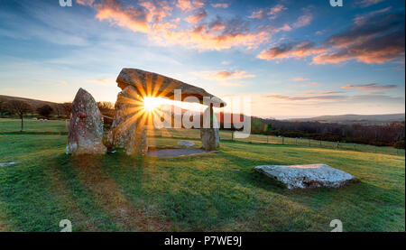 Tramonto a Pentre Ifan pietre in piedi in Pembrokeshire Foto Stock