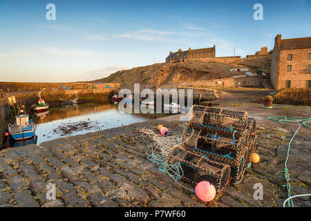 Barche da pesca nel porto di Keiss in Caithness sul non costa est della Scozia Foto Stock