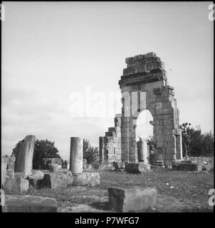 71 CH-NB - Französisch-Marokko, Volubilis- Ruinen Forum ( ) - Annemarie Schwarzenbach - SLA-Schwarzenbach-UN-5-26-165 Foto Stock