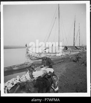 Irak, Bagdhad (Bagdad) oder Kut-el-Amara (Kut-Al-Imara): Tigri; Mann belädt Maurizio am Tigri. Dal 1933 fino al 1934 72 CH-NB - Irak, Bagdhad (Bagdad) oder Kut-el-Amara (Kut-Al-Imara)- Tigri - Annemarie Schwarzenbach - SLA-Schwarzenbach-UN-5-03-250 Foto Stock