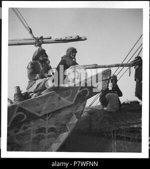 Irak, Bagdhad (Bagdad) oder Kut-el-Amara (Kut-Al-Imara): Tigri; Boot auf tigri mit Männergruppe. Dal 1933 fino al 1934 72 CH-NB - Irak, Bagdhad (Bagdad) oder Kut-el-Amara (Kut-Al-Imara)- Tigri - Annemarie Schwarzenbach - SLA-Schwarzenbach-UN-5-03-251 Foto Stock