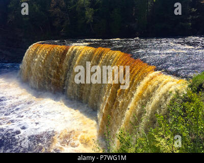 Upper Falls di Tahquamenon Falls come si vede dal visitatore panoramica a Tahquamenon Falls State Park in paradiso, MI. Foto Stock