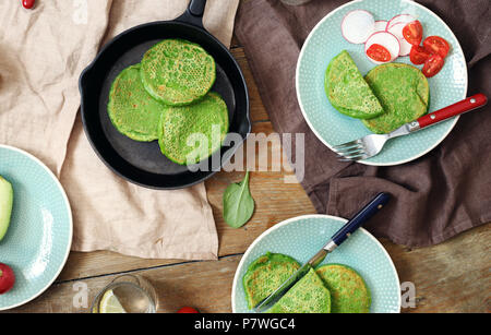 In casa senza glutine frittelle di spinaci su un tavolo di legno. Top View colazione salutare concetto tavolo Foto Stock