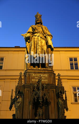 Statua di Carlo IV, Cavalieri della Croce Square, Staré Město (Città Vecchia), Praga Cechia (Repubblica Ceca), Europa Foto Stock