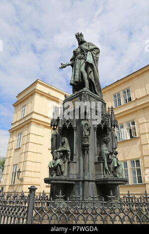 Statua di Carlo IV, Cavalieri della Croce Square, Staré Město (Città Vecchia), Praga Cechia (Repubblica Ceca), Europa Foto Stock