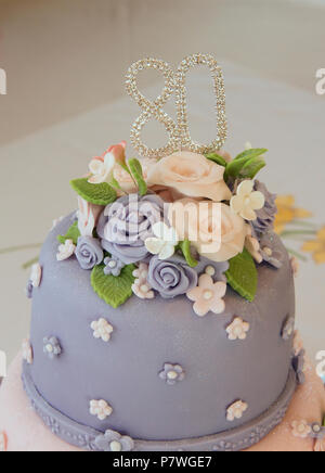 Due tier decorate ottantesimo compleanno torta Foto Stock