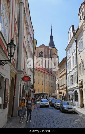 Husova e la chiesa di St Giles, Staré Město (Città Vecchia), Praga Cechia (Repubblica Ceca), Europa Foto Stock