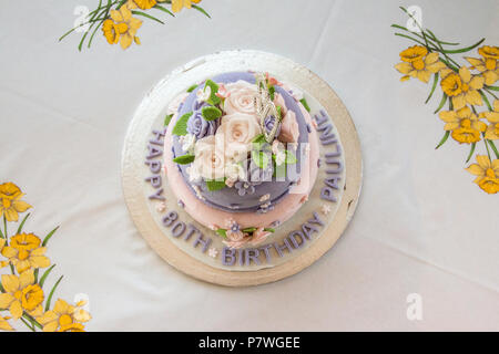 Due tier decorate ottantesimo compleanno torta Foto Stock