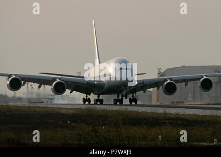 Airbus A380 a quattro motori a lunga percorrenza a getto di passeggero aereo atterraggio su pista con pneumatici di fumo sul touchdown. Nessuna livrea o proprietario dettagli visibili Foto Stock