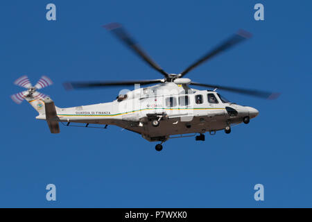 Volo in elicottero. AgustaWestland AW139 della Guardia di Finanza italiana o Guardia doganale in volo contro un cielo azzurro Foto Stock