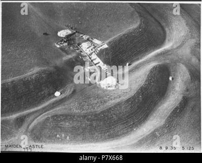 Atlas di Hillforts 3598 Una vista aerea dell'ingresso est di Maiden Castle nel Dorset. L'Ashmolean Museum di descrizione è 'scavi del sito F, Ingresso Est, presa 8 sett 1935 (Album Ref 11, 5)". 8 Settembre 1935 155 Scavo dei Maiden Castle ingresso est, 1935 Foto Stock