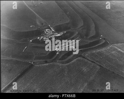 Atlas di Hillforts 3598 Una veduta aerea di Maiden Castle nel Dorset. L'Ashmolean Museum di descrizione è 'Scavo di difese orientale prese 29 Ago 1937 (Album Ref 14, 45)'. 29 Agosto 1937 155 Scavo dei Maiden Castle ingresso est, 1937 Foto Stock