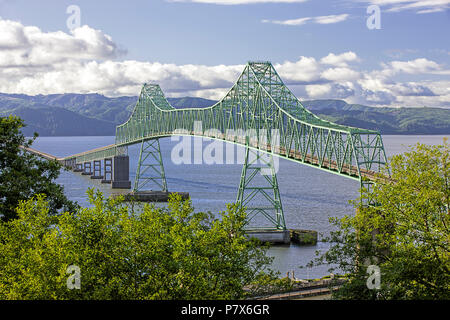 Astoria megler ponte che si estende attraverso il fiume Columbia in Astoria, Oregon. Foto Stock