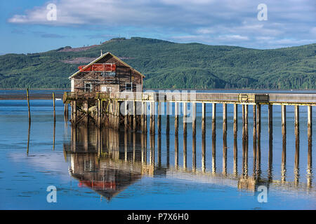 Il molo storico e negozio il Tillamook Bay a Garibaldi, Oregon. Foto Stock